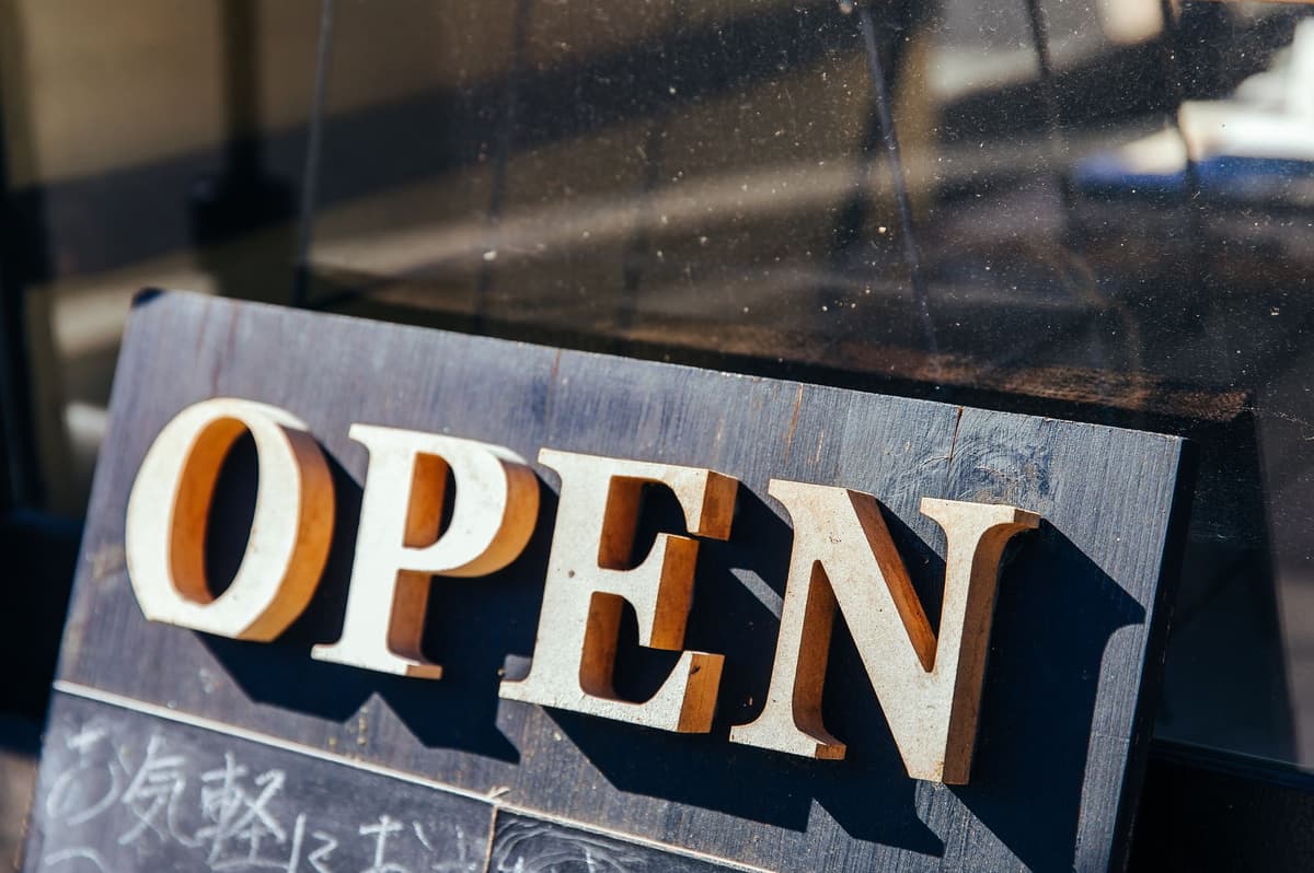 店頭のOPEN看板